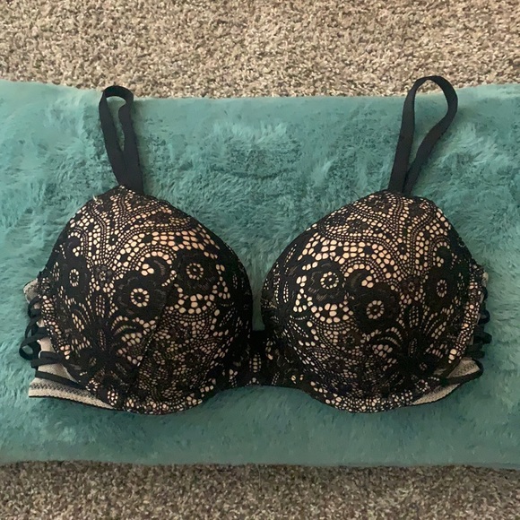 Victoria's Secret Other - Victoria’s Secret Very Sexy padded lace bra sz 32D